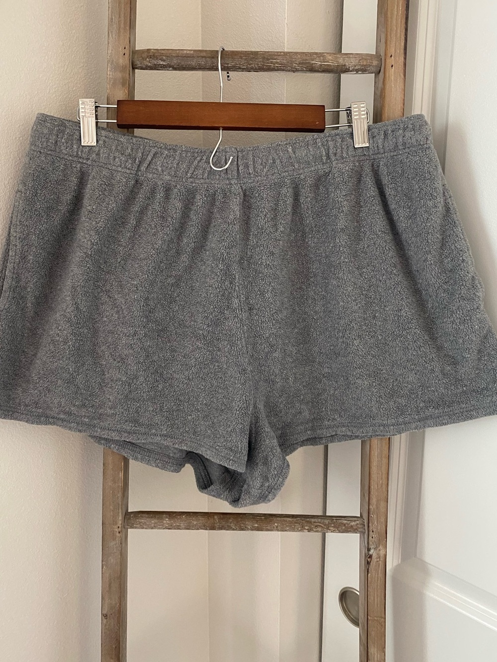 American Eagle - Reverse Fleece Shorts - Color: GREY - Size XL - Picture 3 of 6